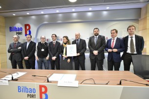 La consejera, Ana Oregi, junto a directivos y personal de la APB