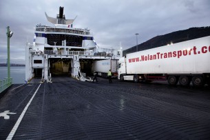 Embarque de camiones en el ferry