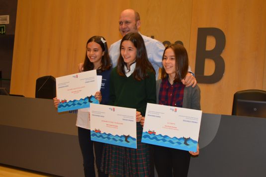 El presidente de la APB, Asier Atutxa, junto a las ganadoras