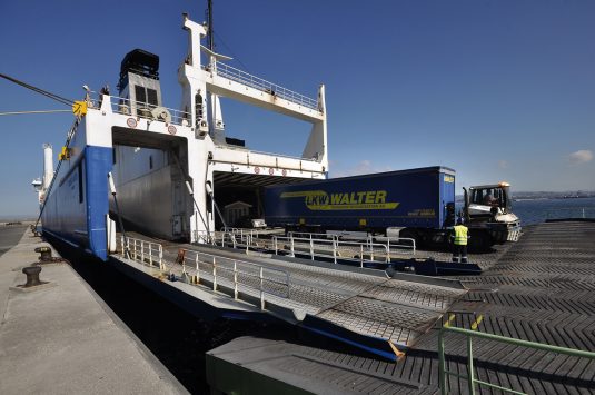 Unloading by means of roro ramp