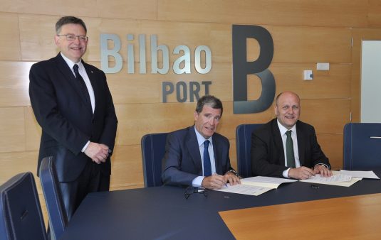 El presidente de la Generalitat valenciana, Tximo Puig, junto a los presidentes de ambas autoridades portuarias