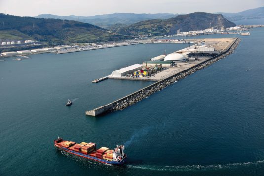 Entrada de un buque en el puerto de Bilbao