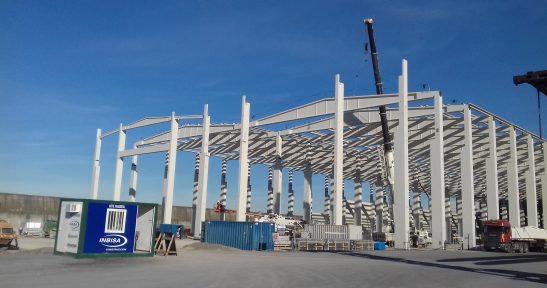 Finaliza el montaje de la estructura de la nueva planta de fabricación de torres eólicas del Puerto de Bilbao