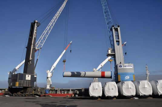 Loading operations with two cranes