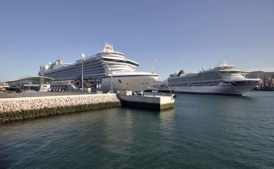 2 cruceros en el puerto