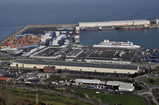 Concesión de Gamesa y, al fondo, nave de Haizea Wind