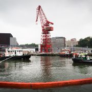 La Autoridad Portuaria de Bilbao realiza, en las inmediación  del Museo Marítimo, un simulacro de lucha contra la contaminación marina