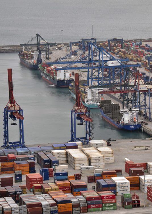 Container vessels at the terminal