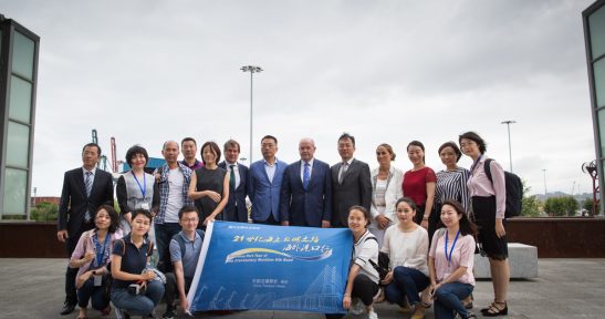 Diecisiete periodistas chinos visitan el Puerto de Bilbao al considerarlo el próximo punto de encuentro entre China y Europa Atlántica