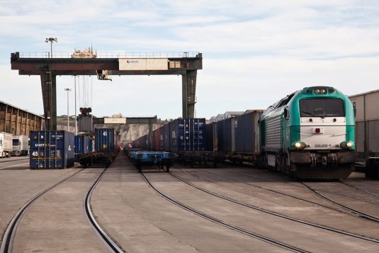 Fewrrocarril en la terminal de contenedores del puerto Fewrrocarril en la terminal de contenedores del puerto
