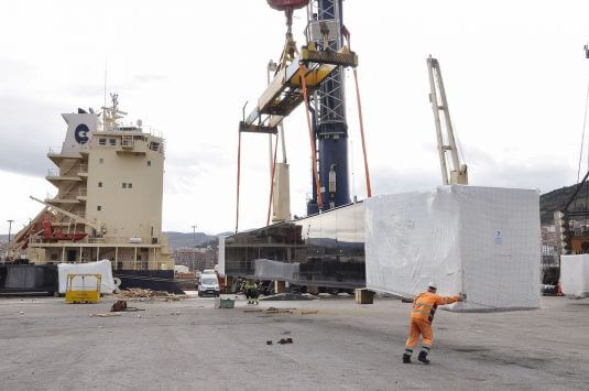 Operación de carga en el puerto de Bilbao