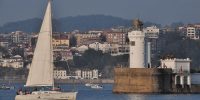 Velero en el contramuelle de Algorta