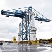 Embarque, en el Puerto de Bilbao, de una grúa en cubierta de un barco con destino al Caribe