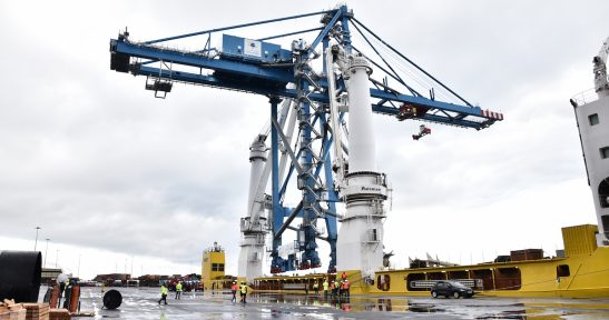 Embarque, en el Puerto de Bilbao, de una grúa en cubierta de un barco con destino al Caribe