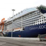 El Celebrity Edge, el barco que ha revolucionado el sector de los cruceros, hace escala en Bilbao