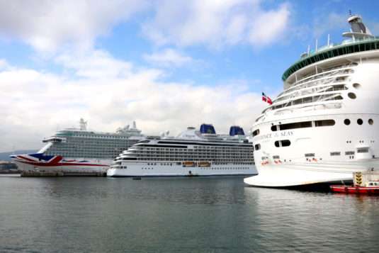 3 cruceros atracados en Olatuan, Puerto de Bilbao