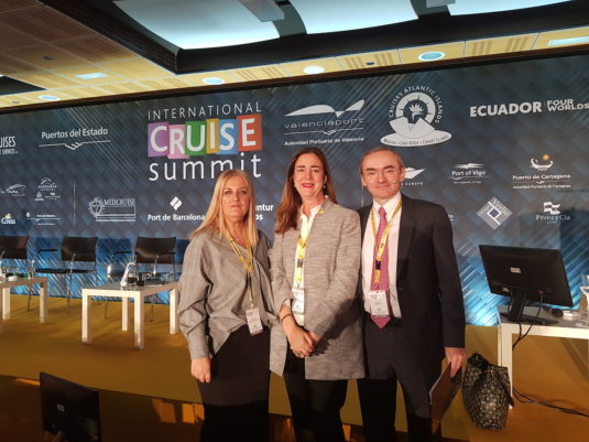 Argazkian (ezkerretik eskuinera): Virginia López Valiente, CEO Cruises News Media Group & International Cruise Summit; Gloria Frau, Bilboko Portu Agintaritzako gurutzaontzien Unitate burua; eta David Selby, Managing Director Travelyields LTD  eta  Director of the Conference.