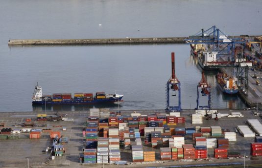 Llegada de un buque a la terminal de contenedores