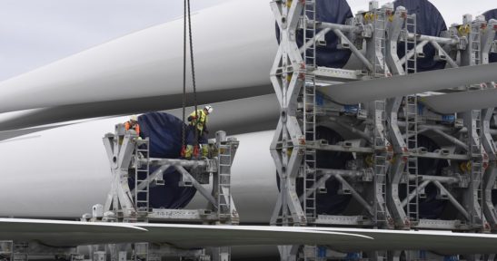 Llegan al Puerto de Bilbao las palas de los aerogeneradores de un nuevo proyecto eólico de Iberdrola