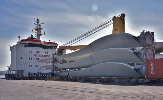 Piezas eólicas en el puerto de Bilbao