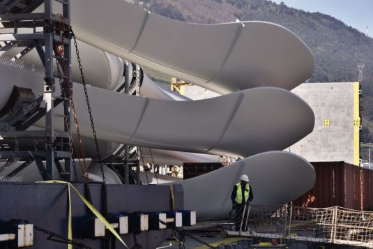 Piezas de aerogeneradores en el puerto