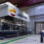 Embarcan en el puerto de Bilbao nacelles de aerogeneradores del primer parque eólico de Repsol e Ibereólica en Chile