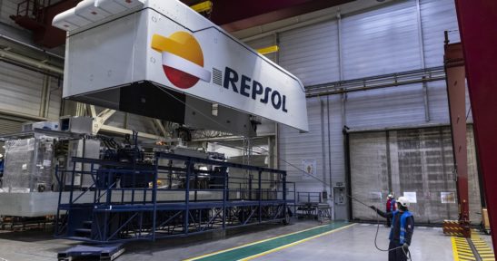 Embarcan en el puerto de Bilbao nacelles de aerogeneradores del primer parque eólico de Repsol e Ibereólica en Chile