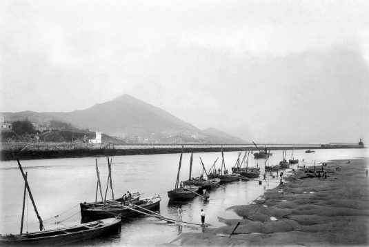Circa 1900. Former beach at the mouth of the river