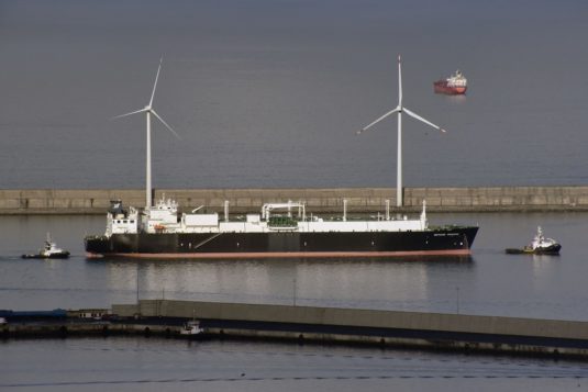 Buque y aerogeneradores en el puerto