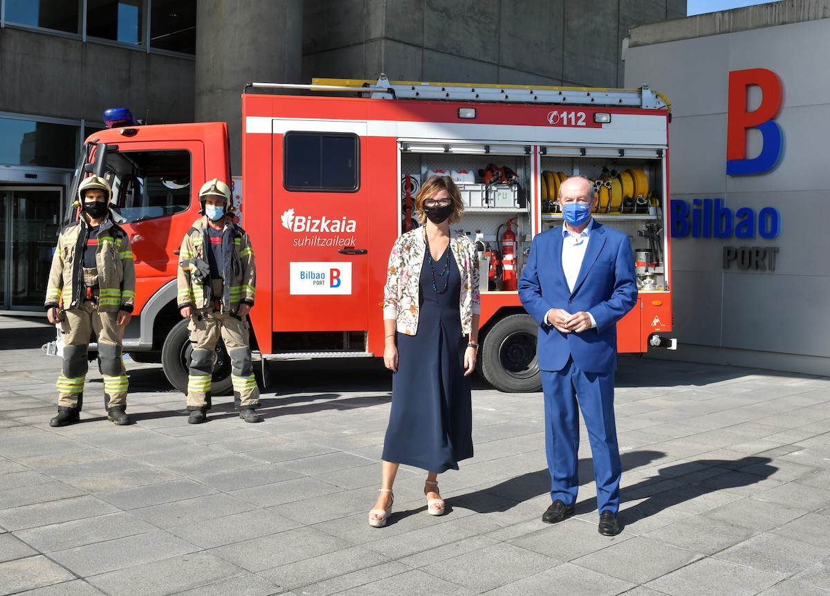 The Head of the Provincial Council Area for Public Administration and Institutional Relations, Elixabete Etxanobe, and the President of the Port Authority of Bilbao, Ricardo Barkala. The Head of the Provincial Council Area for Public Administration and Institutional Relations, Elixabete Etxanobe, and the President of the Port Authority of Bilbao, Ricardo Barkala.
