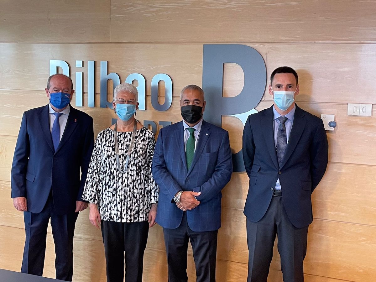 La embajadora junto a los representantes de la Autoridad Portuaria y Uniport Bilbao La embajadora junto a los representantes de la Autoridad Portuaria y Uniport Bilbao