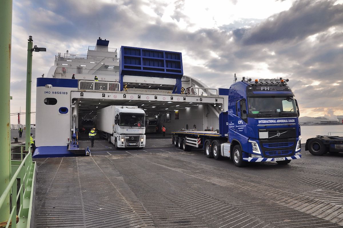 Unloading of lorries by means of a ro-ro ramp Unloading of lorries by means of a ro-ro ramp