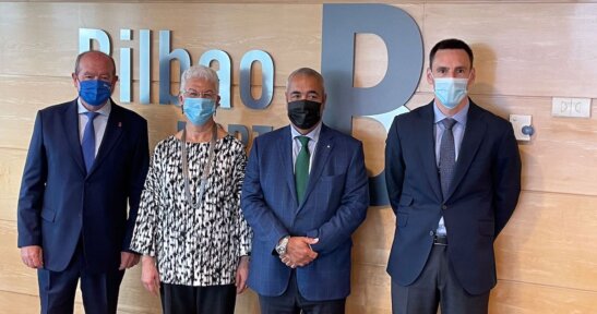 The Israeli ambassador to Spain visits the port of Bilbao