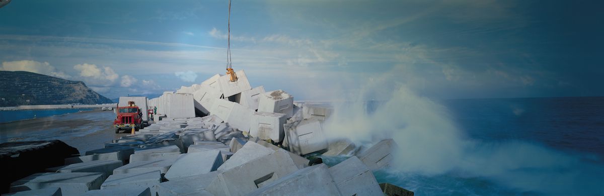 Placement of the last blocks of the Zierbena breakwater (1998) Placement of the last blocks of the Zierbena breakwater (1998)