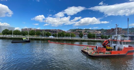 La Autoridad Portuaria de Bilbao coordina, en las inmediaciones  del Museo Marítimo, un simulacro de lucha contra la contaminación marina