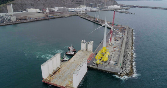 El Puerto de Bilbao acoge la construcción, ensamblado y la puesta a flote del aerogenerador eólico marino DemoSATH
