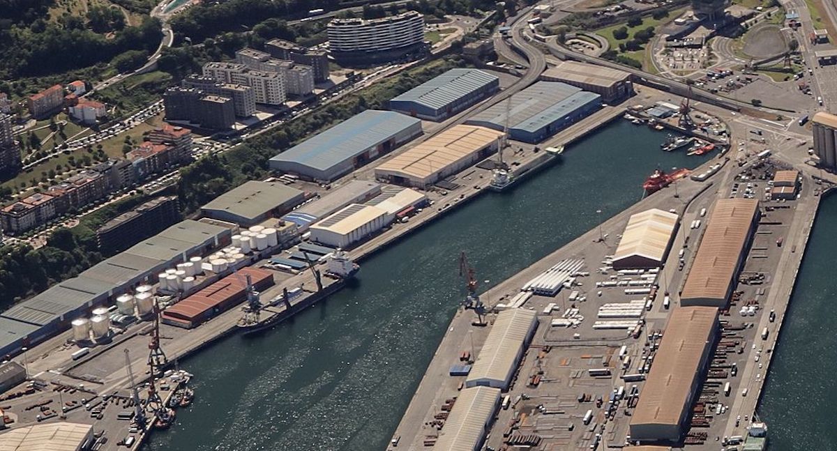 Installations of DEPOSA in the port of Bilbao (left side of the picture)