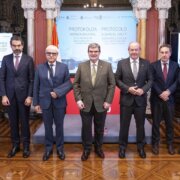 The relevant public authorities and entities sign a memorandum of understanding at the Bilbao city hall in relation to the use and development of the river