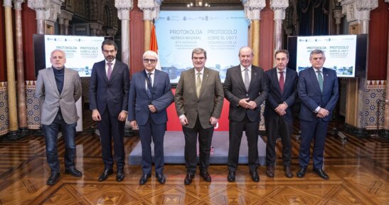 The relevant public authorities and entities sign a memorandum of understanding at the Bilbao city hall in relation to the use and development of the river