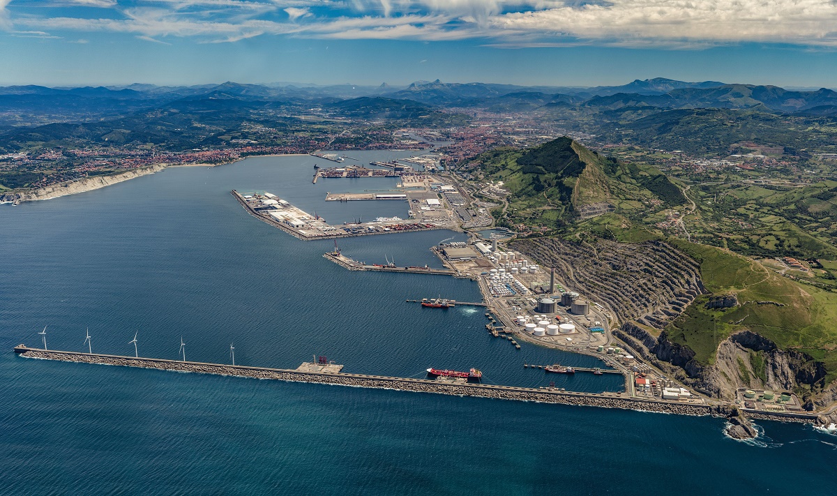 General view of the port from Punta Lucero breakwater