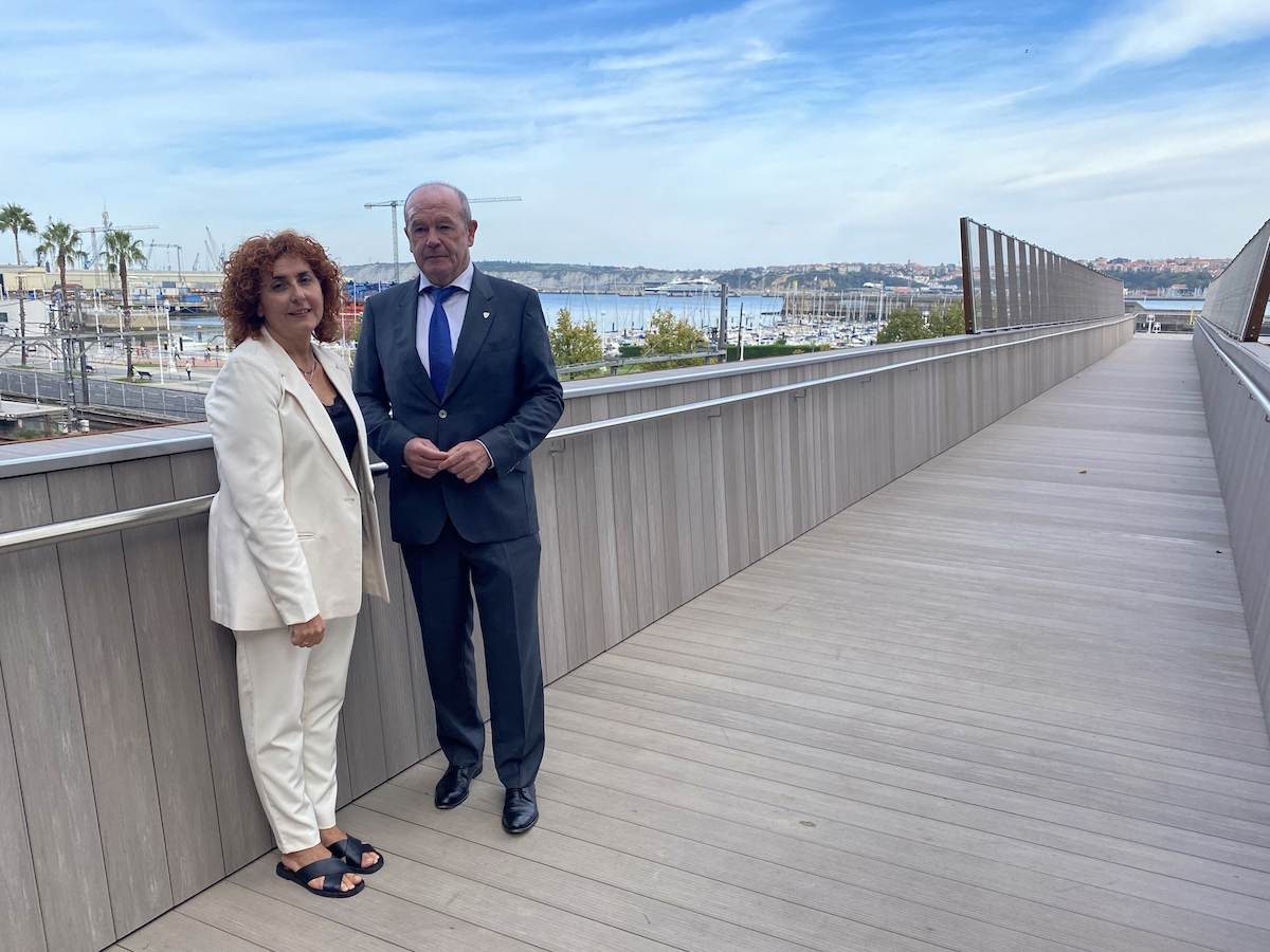 La alcaldesa de Santurtzi y el presidente de la Autoridad Portuaria de Bilbao en la nueva pasarela
