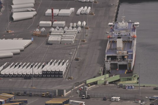 Piezas eólicas en el puerto de Bilbao