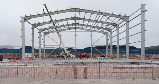 Agregakin sintetikoetarako Europa kontinentaleko lehen instalazioa ekipoak muntatzen hasi da AZ1 kaian