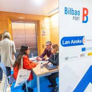 La comunidad portuaria de Bilbao conecta con el talento joven en la Feria de Empleo de Cámara Bilbao