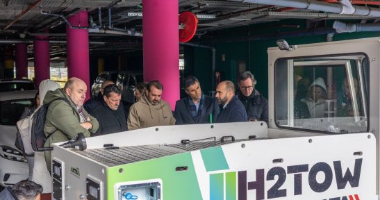 El Puerto de Bilbao acoge la prueba piloto del tractor de remolque de hidrógeno H2TOW para descarbonizar operaciones de alta intensidad