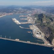 Avances en las obras del Espigón central, desvío de un rack de tuberías de Petronor y nuevas instalaciones para la Aduana