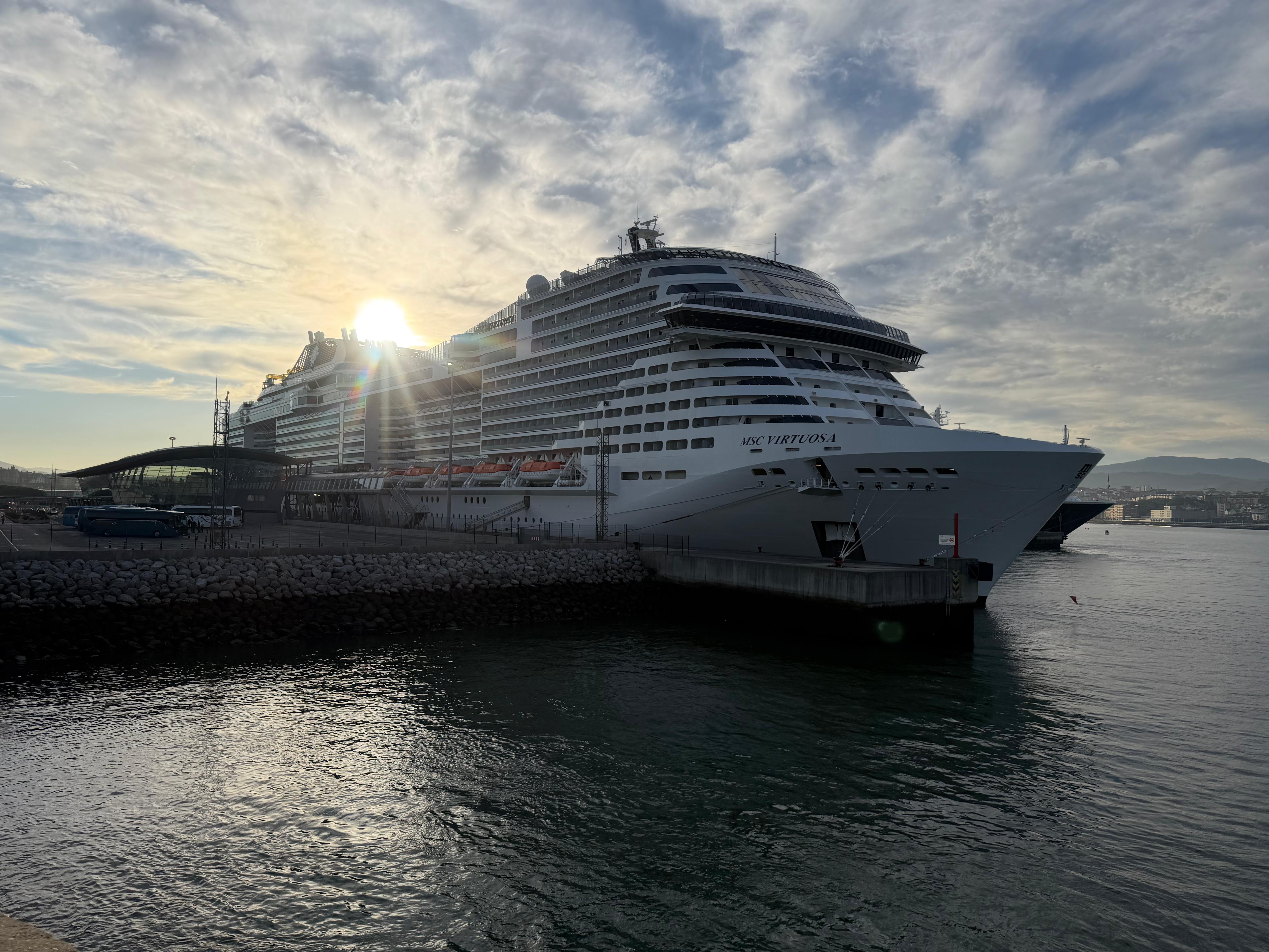 Crucero atracado en terminal de cruceros